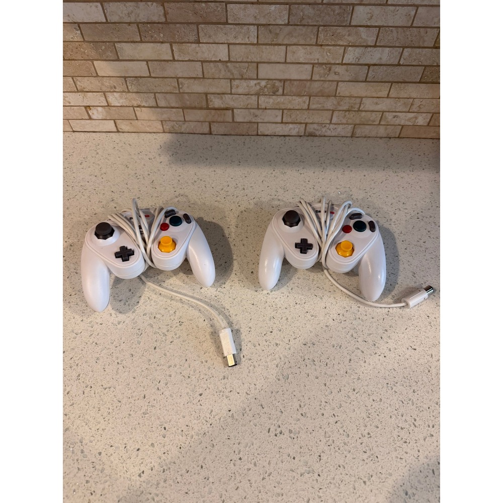 2 GameStop Nintendo Gamecube Wii White Grey Wired Controllers Game Pad Turbo